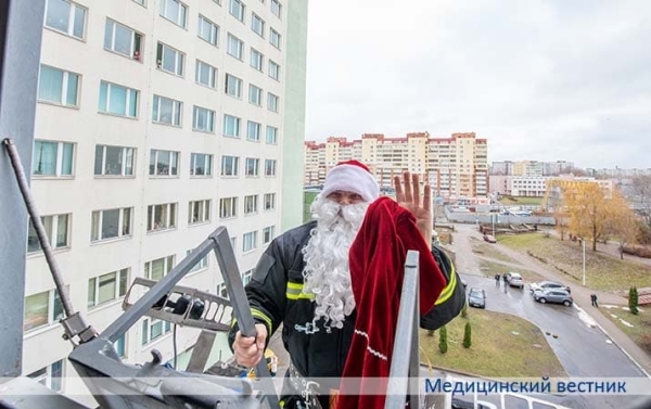 
        Сотрудники Октябрьского РОЧС поздравили пациентов детского ожогового отделения ГКБСМП Минска			    