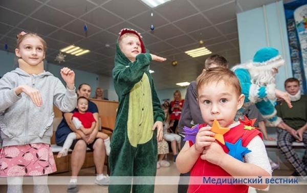 
        Сотрудники Октябрьского РОЧС поздравили пациентов детского ожогового отделения ГКБСМП Минска			    