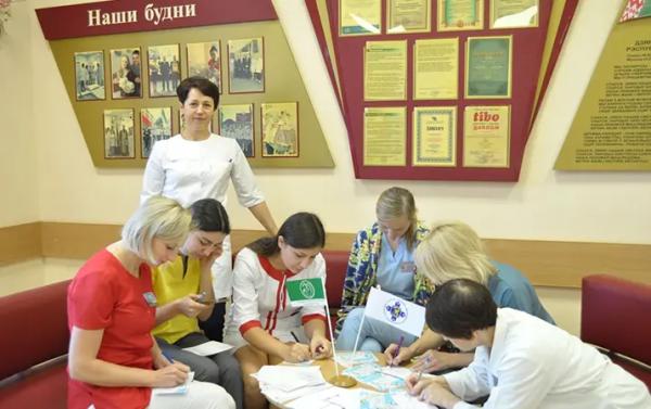 
        Неделя родительской любви начинается с поздравлений мамам			    